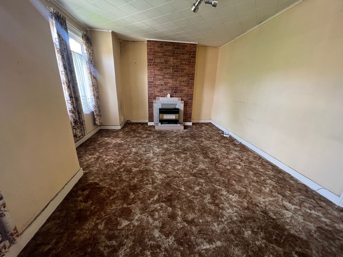 Clarendon Rd living room before